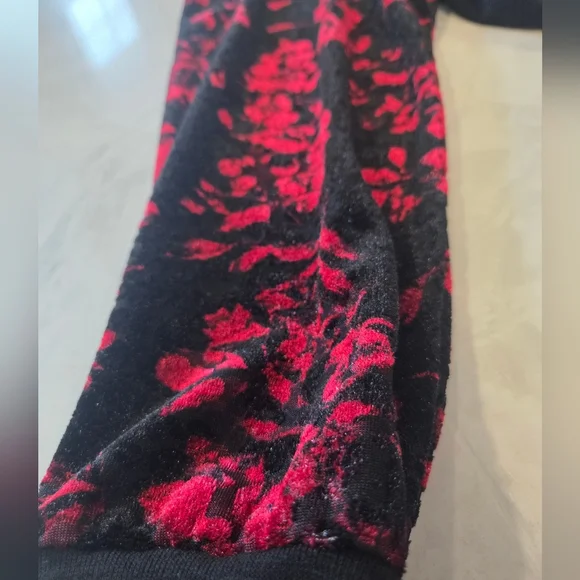Alyx Black Pullover Top with Red Floral Sleeves 1X - Picture 4 of 5